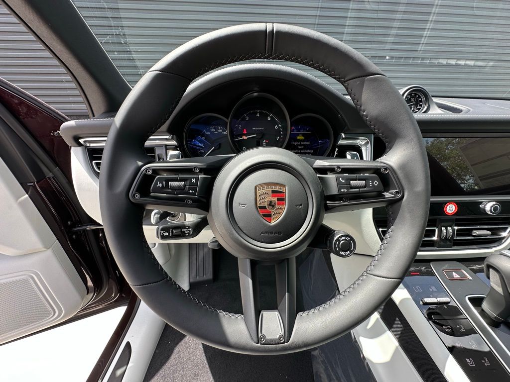 2025 Porsche Macan  18