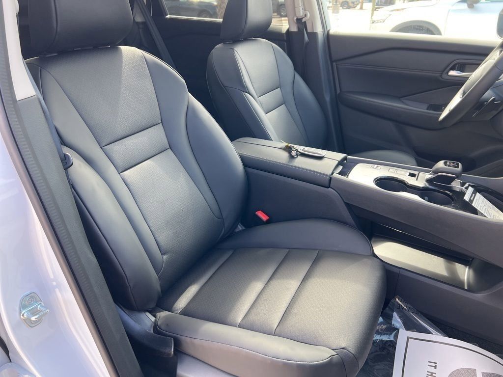 2025 Everest White Pearl Nissan Rogue SV FWD SUV