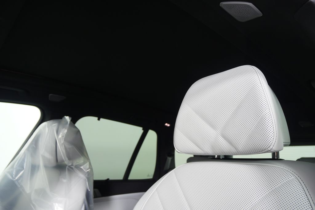 2026 BMW X5 M60i 12