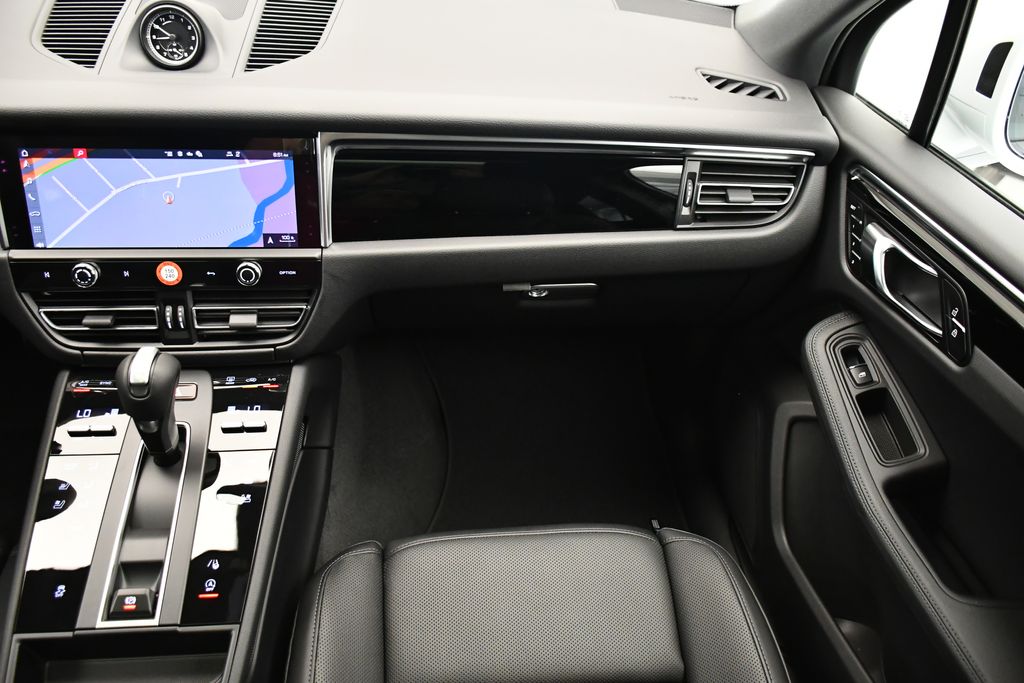 Thumbnail: 2025 Porsche Macan - 24