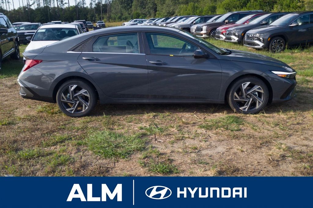 2025 Hyundai Elantra Limited photo 4