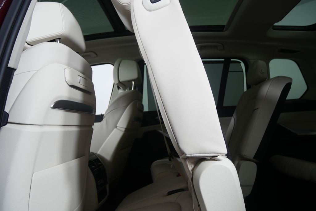 Thumbnail: 2026 BMW X7 - 17