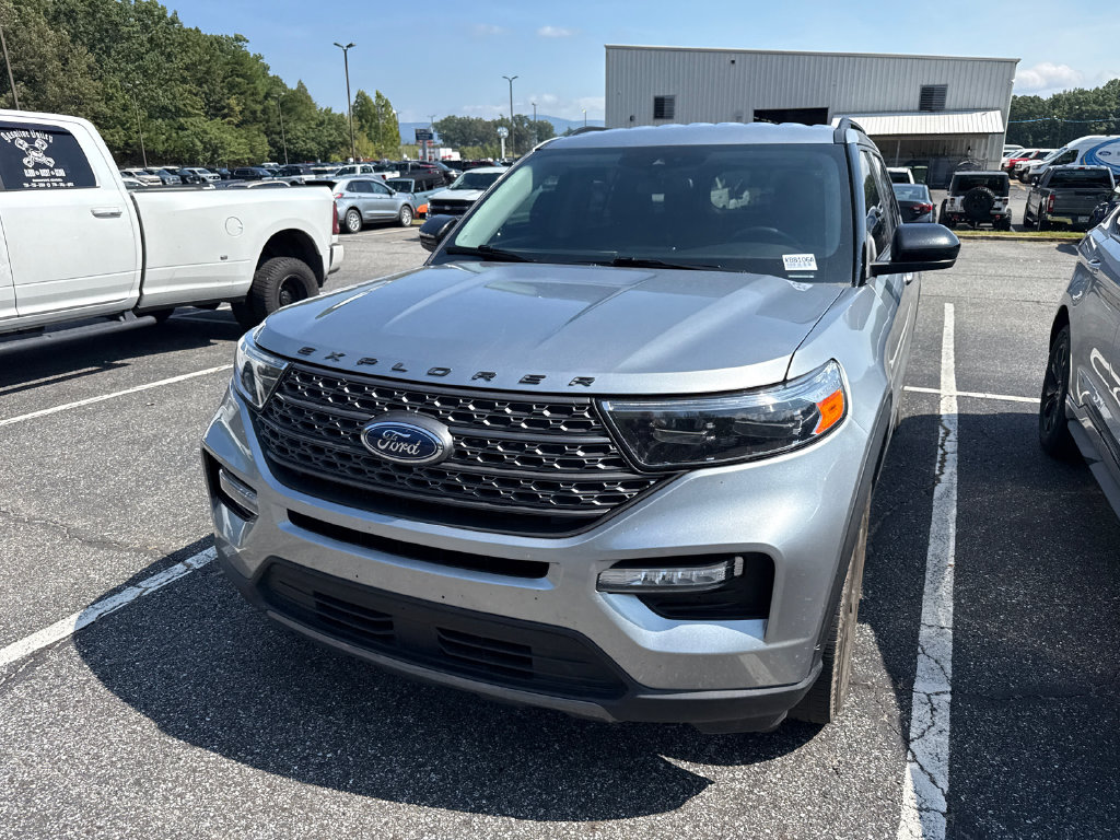 2024 Silver Metallic Ford Explorer XLT 4X4 SUV