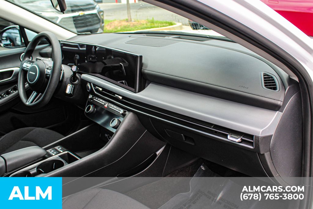 Used 2025 White Hyundai SEL image 22