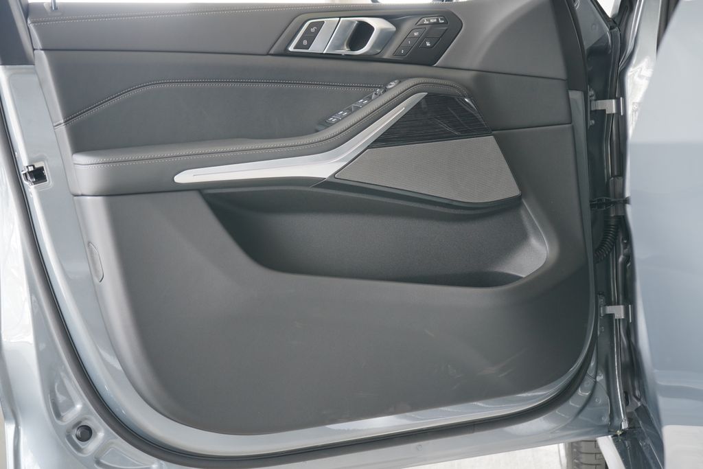 Thumbnail: 2026 BMW X7 - 9
