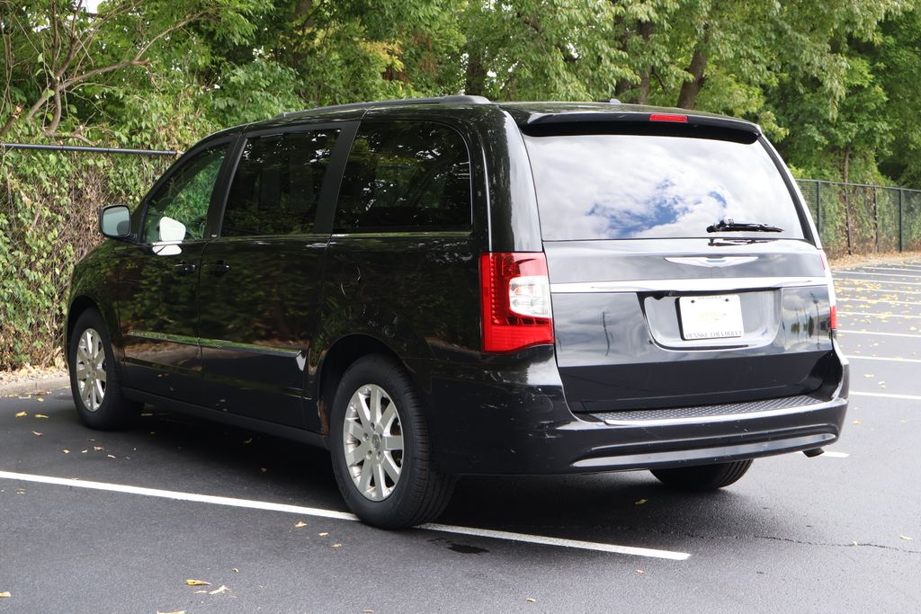 Thumbnail: 2013 Chrysler Town & Country - 5