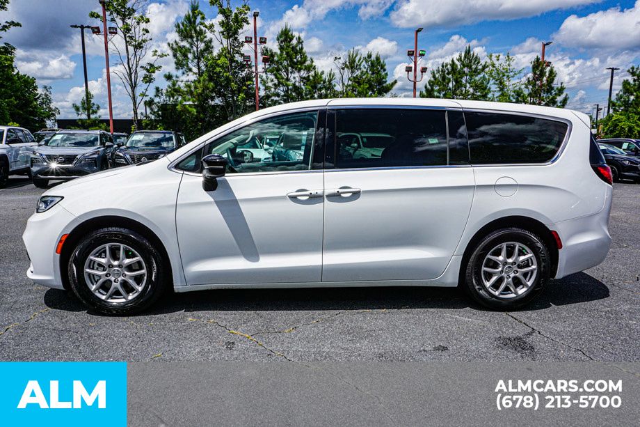 2024 Chrysler Pacifica Touring L photo 4
