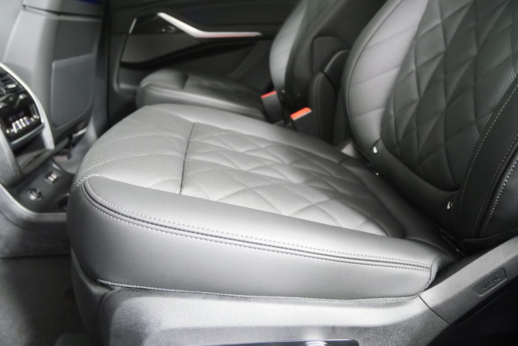 Thumbnail: 2026 BMW X7 - 14