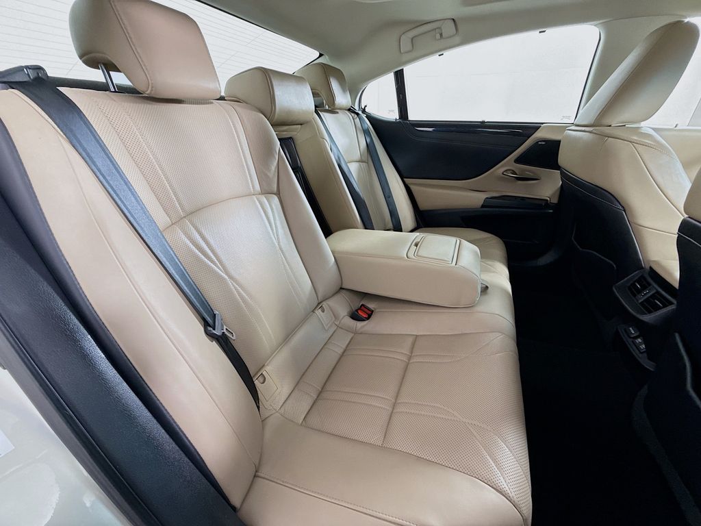 Thumbnail: 2019 Lexus ES - 28