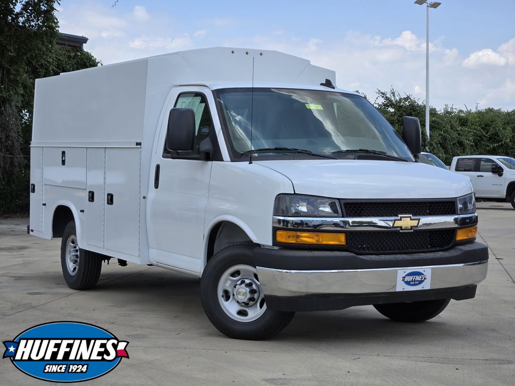 Summit White 2026 Chevrolet Express Chassis Van Rear-Wheel Drive 8-Speed Automatic