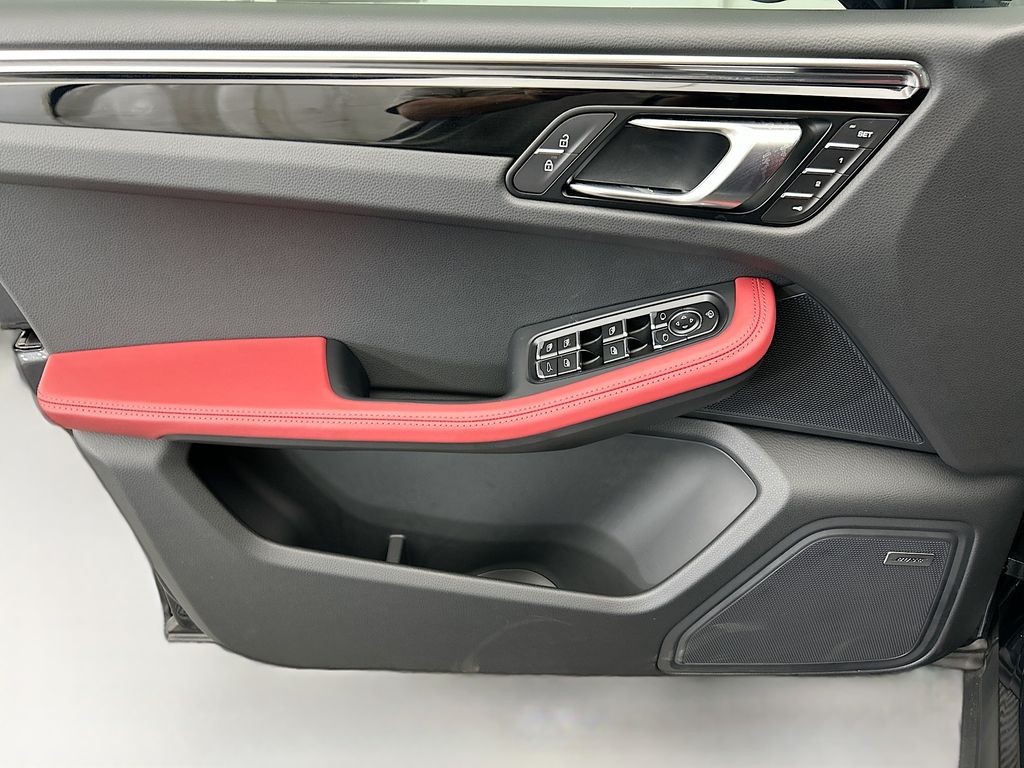 Thumbnail: 2026 Porsche Macan - 25