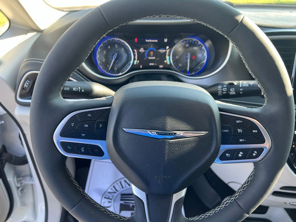 Used 2023 Chrysler Pacifica Van