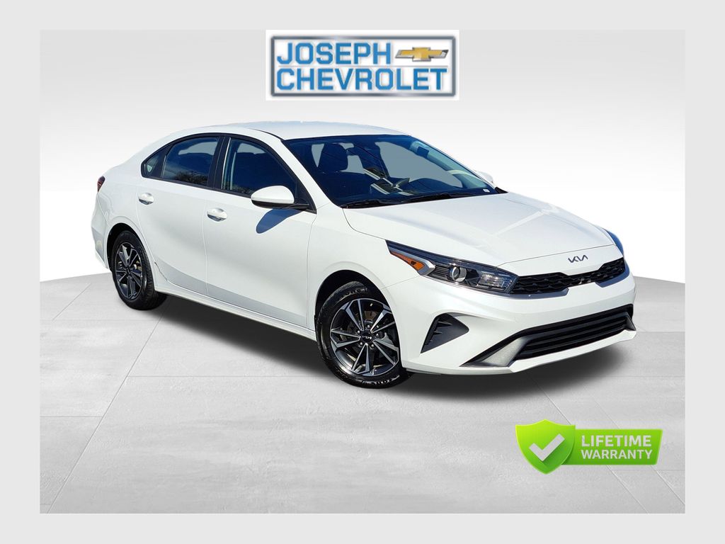 Snow White Pearl 2024 Kia Forte LXS FWD Sedan Front-Wheel Drive Continuously Variable Transmission