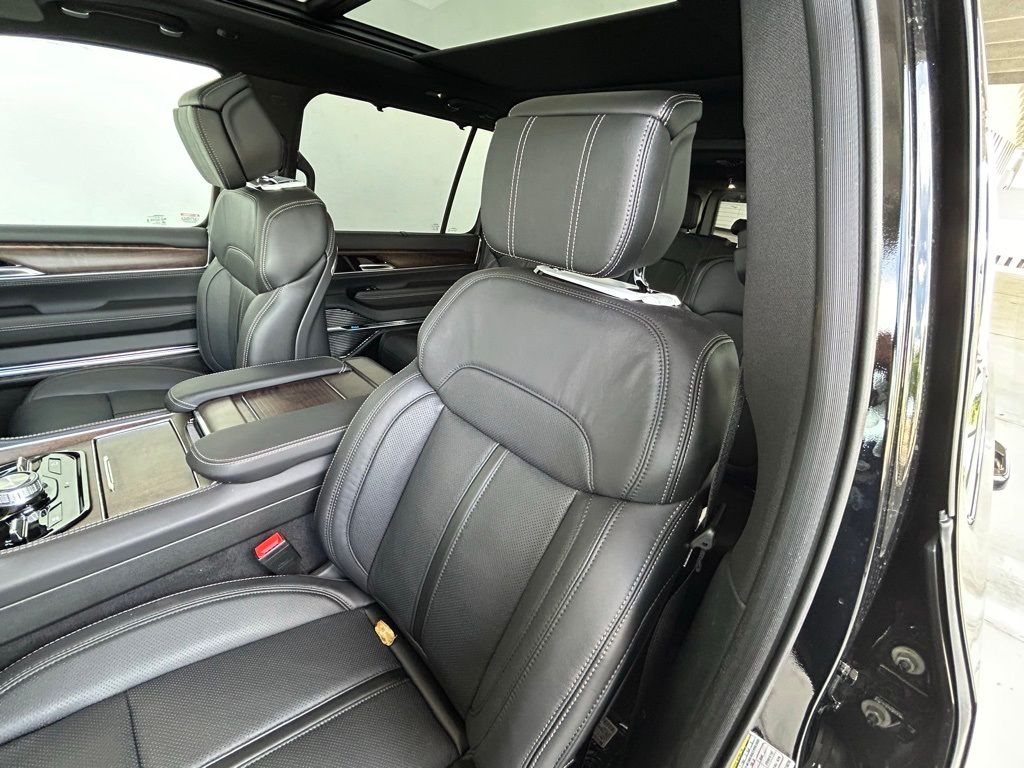 Used 2024 Diamond Black Crystal Pearlcoat Jeep Base image 50