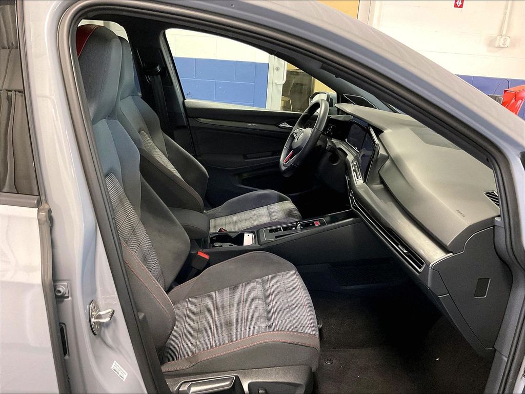 2022 Volkswagen Golf GTI — photo 11