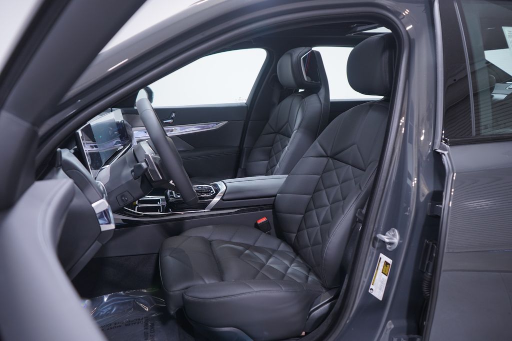 2025 BMW 7 Series 740i 7