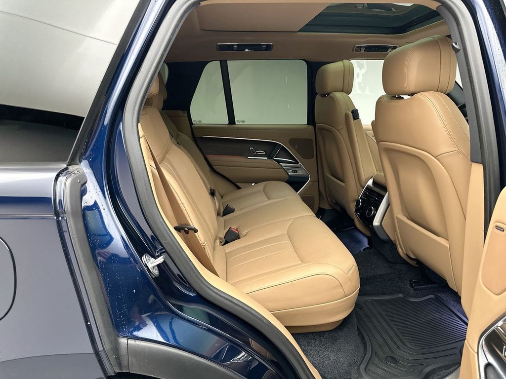 2023 Land Rover Range Rover SE 9