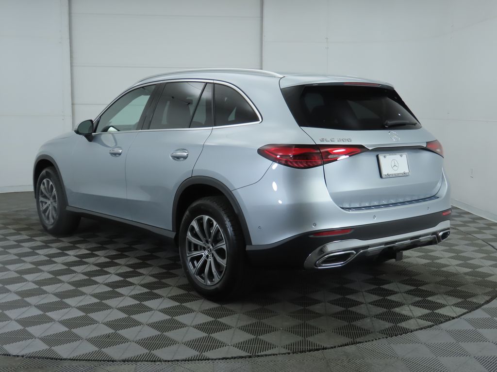 2025 Mercedes-Benz GLC 300 7