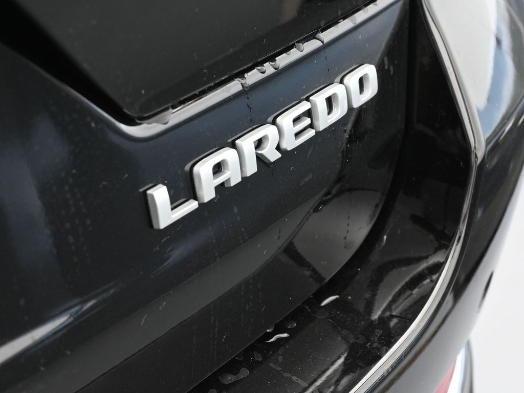 New 2026 Diamond Black Crystal Pearlcoat Jeep Laredo image 30