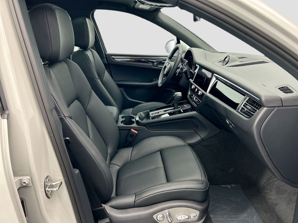 Thumbnail: 2026 Porsche Macan - 22