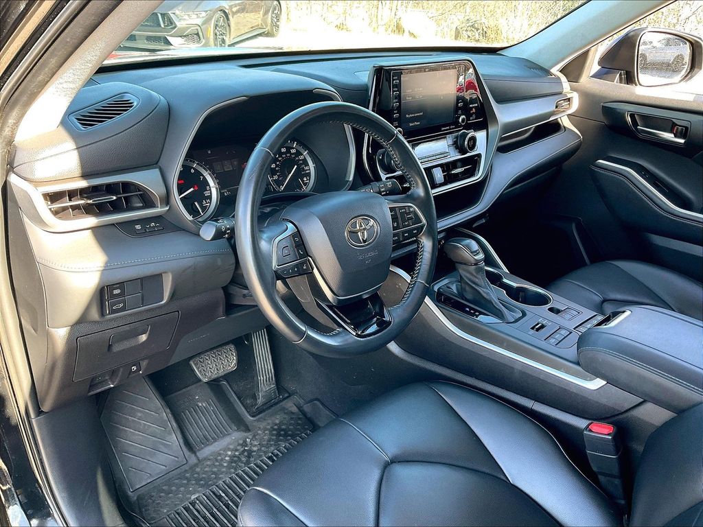 2021 Toyota Highlander — photo 8