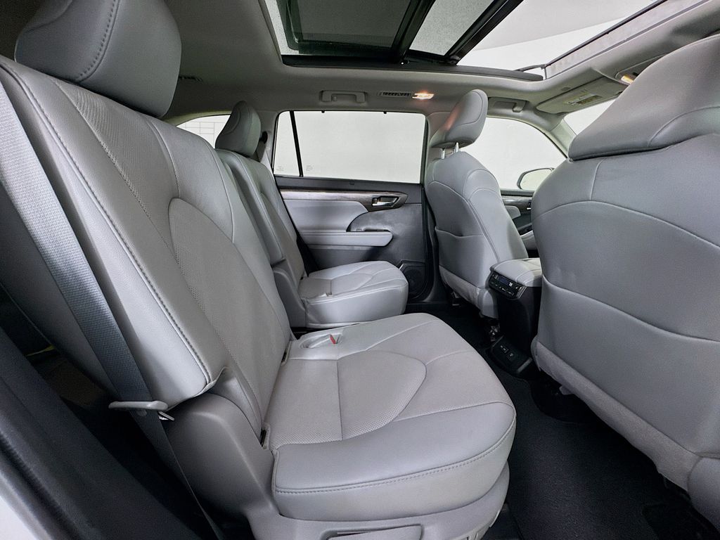 Used Car 2022 Toyota Highlander  Platinum For Sale Under $50,000 In Austin, Texas