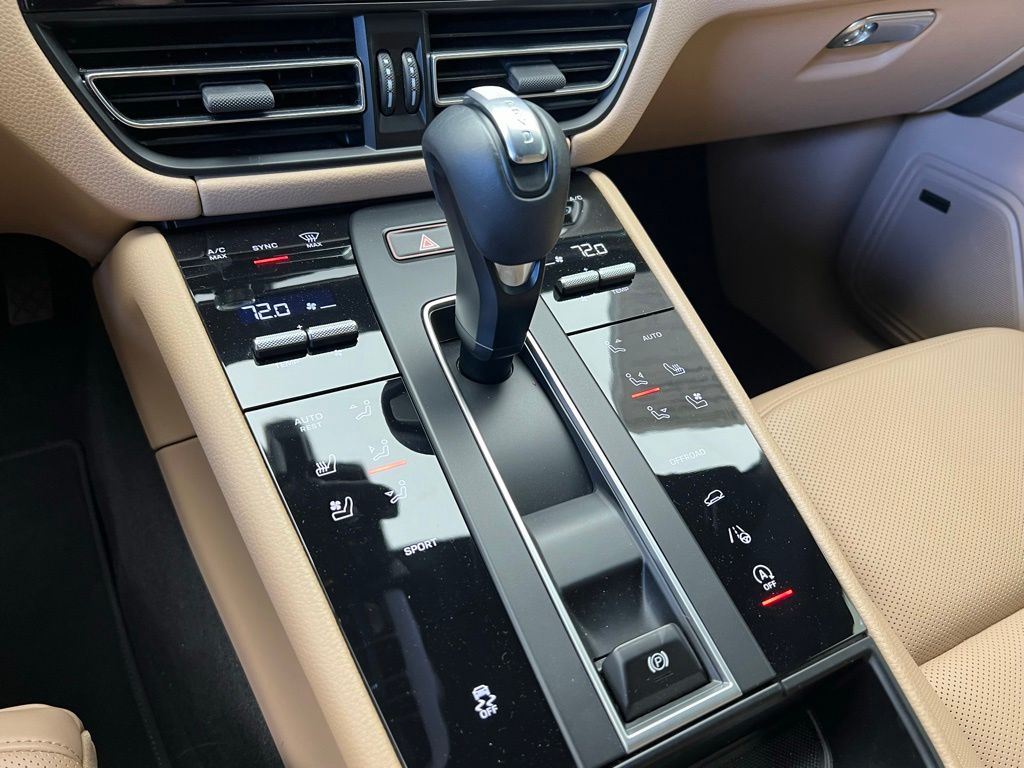 Thumbnail: 2023 Porsche Macan - 10