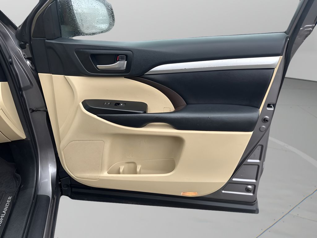 Used Car 2019 Toyota Highlander  Xle For Sale Under $25,000 In Austin, Texas