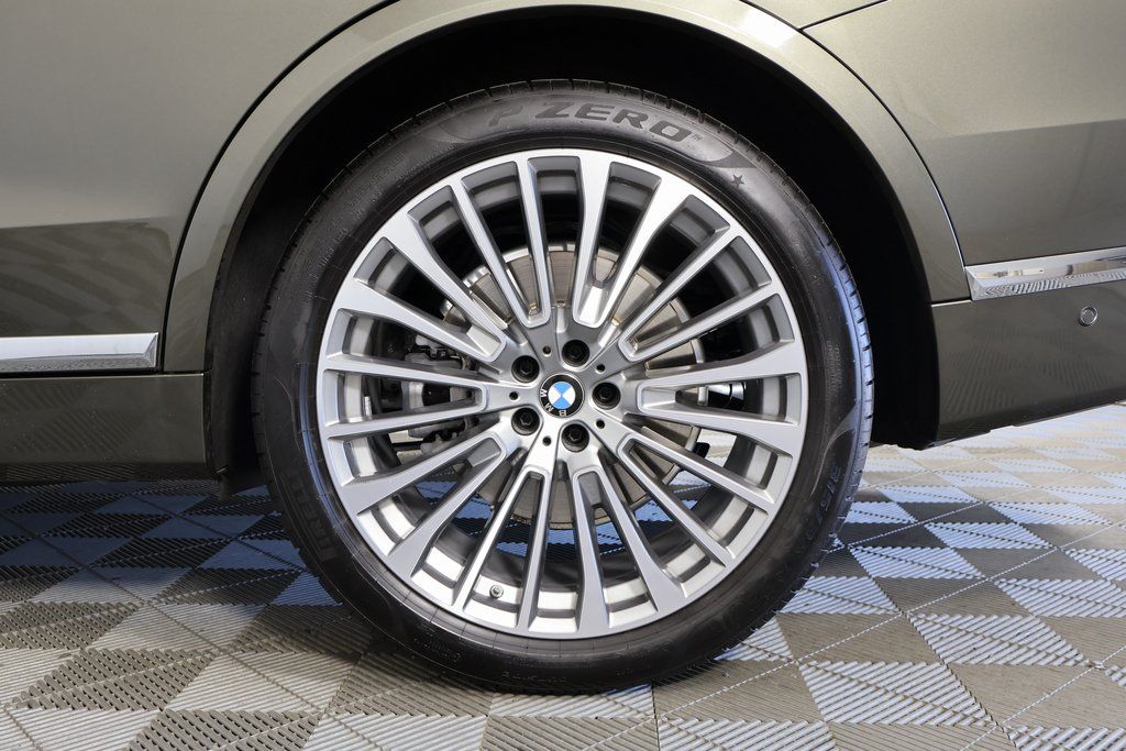 Thumbnail: 2025 BMW X7 - 16