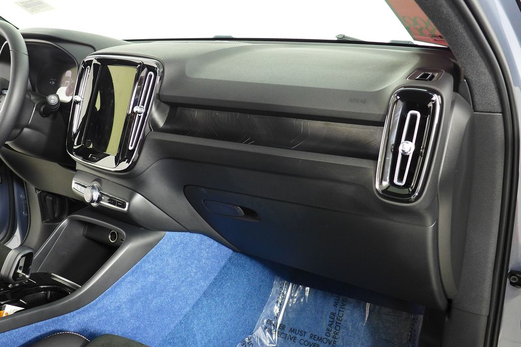 Thumbnail: 2023 Volvo XC40 - 14