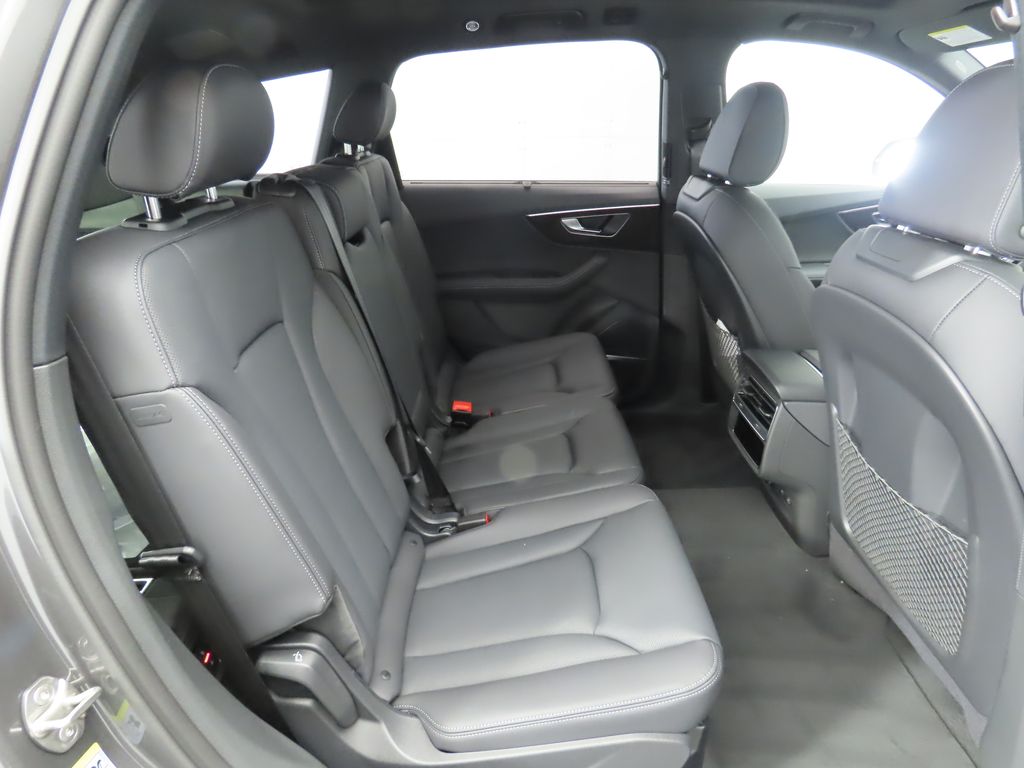2025 Audi Q7  24