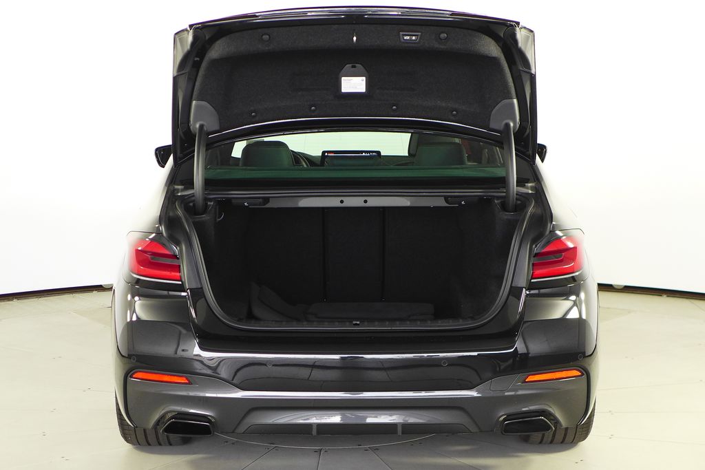 Thumbnail: 2022 BMW 5 Series - 10