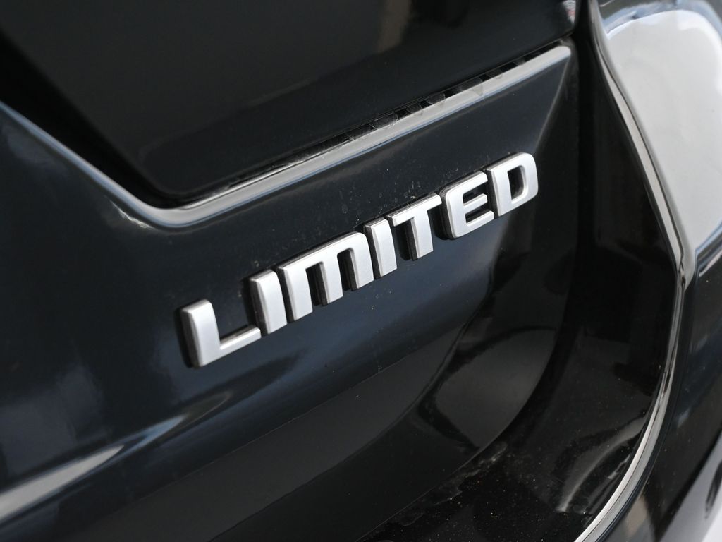 New 2026 Diamond Black Crystal Pearlcoat Jeep Limited image 32