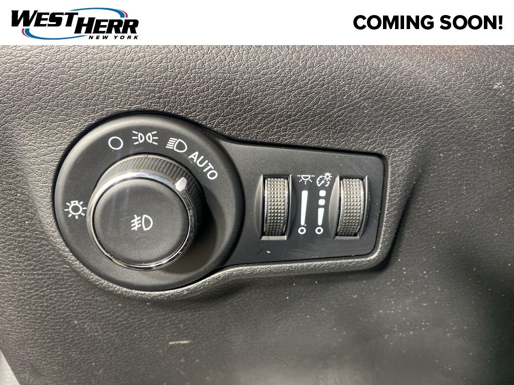 Used 2022 Gray Jeep Latitude image 12