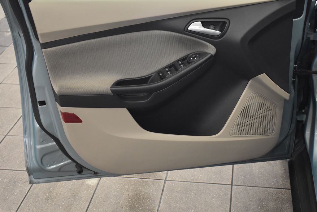 2012 Ford Focus SE 14