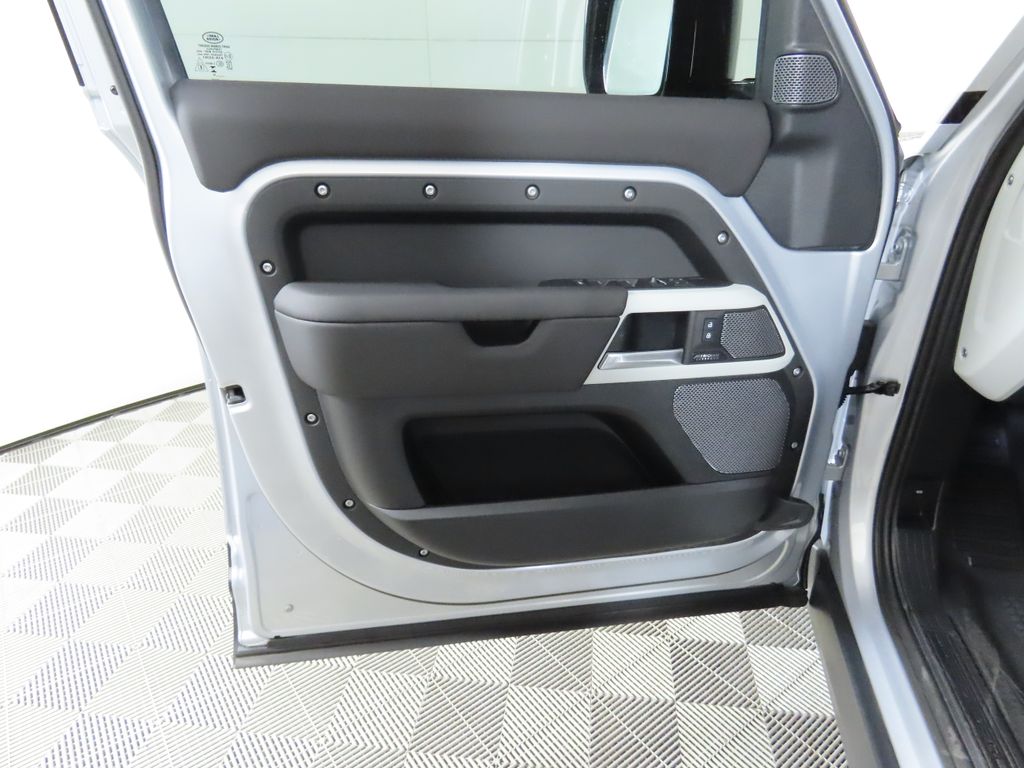 2024 Land Rover Defender 110 25