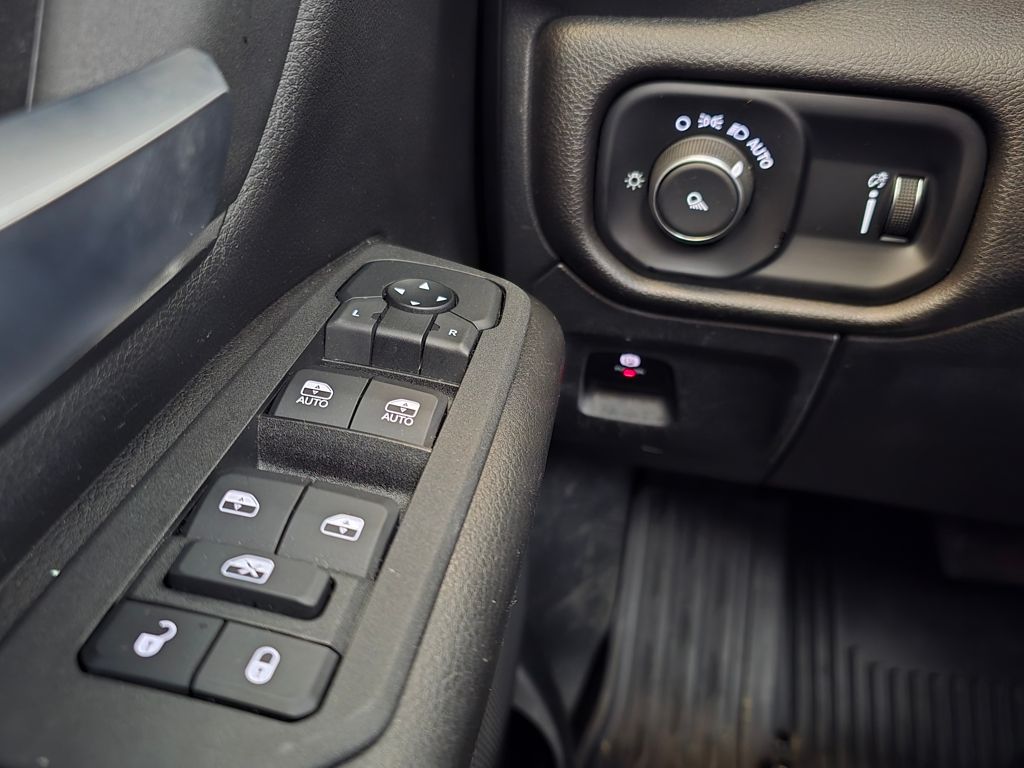 Thumbnail: 2025 RAM 1500 - 10