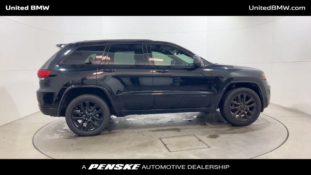 Thumbnail: 2017 Jeep Grand Cherokee - 9