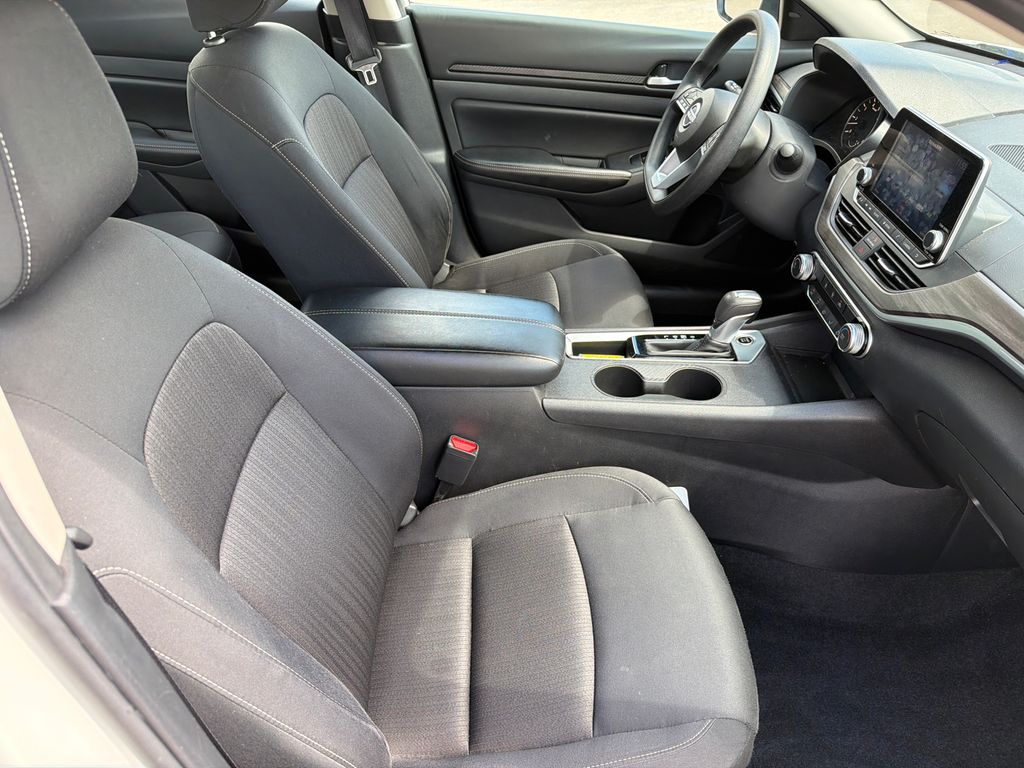 Used 2025 White Nissan 2.5 SV image 13