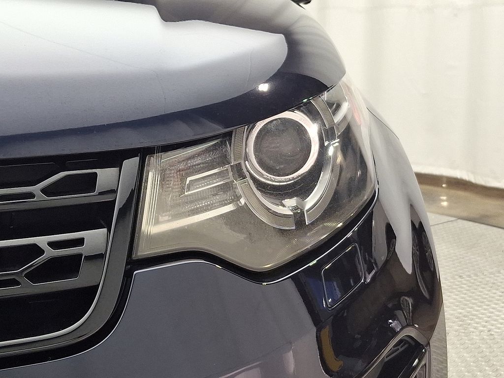 Thumbnail: 2016 Land Rover Discovery Sport - 9