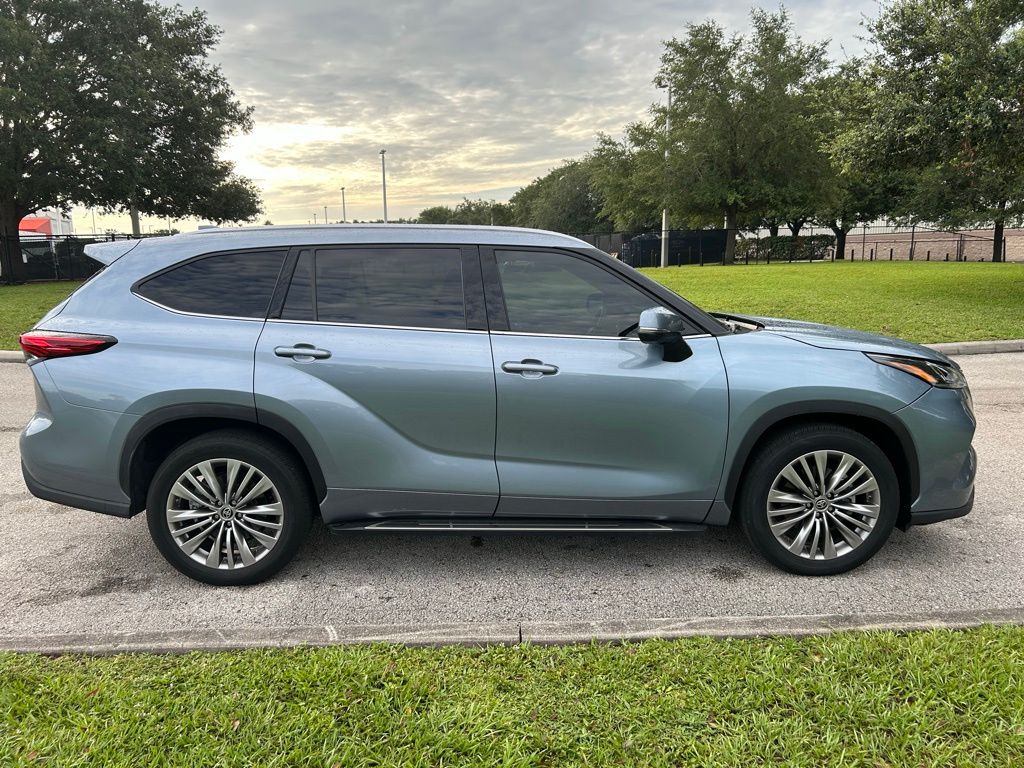 Thumbnail: 2022 Toyota Highlander - 6
