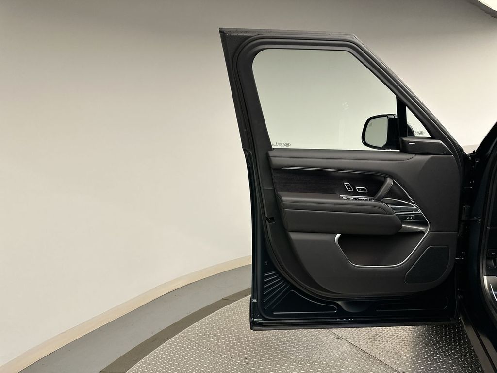 2025 Land Rover Range Rover SE 10