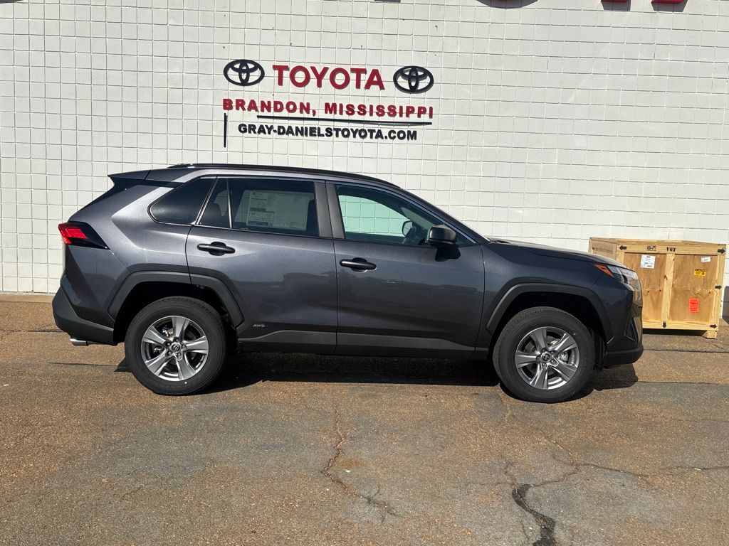 2025 Toyota RAV4 LE's photo