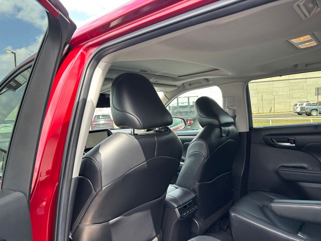 Used Car 2024 Toyota Highlander  Xle For Sale Under $50,000 In Austin, Texas