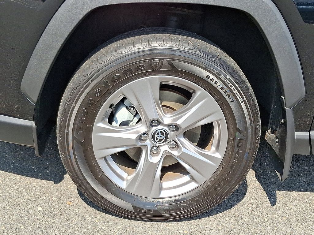 2023 Toyota RAV4 XLE 8