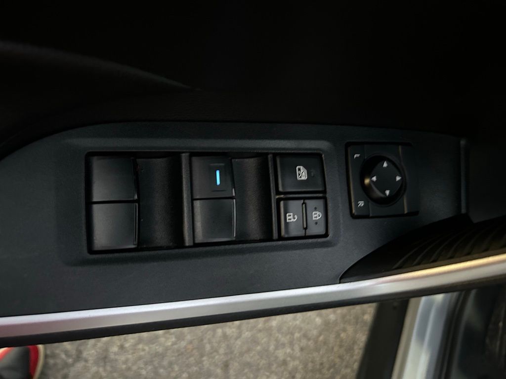 Thumbnail: 2022 Toyota RAV4 - 16