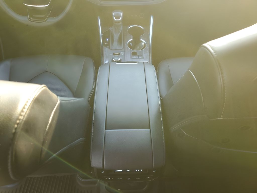 Used Car 2020 Toyota Highlander  Platinum For Sale Under $35,000 In Austin, Texas