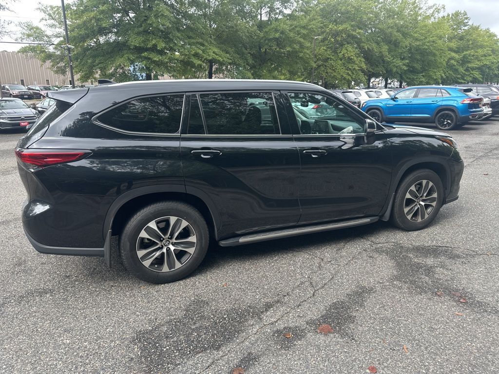 2022 Toyota Highlander XLE 25