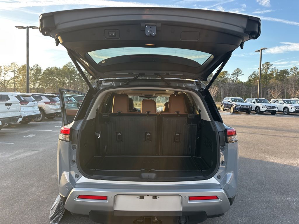 2025 Boulder Gray Pearl Nissan Pathfinder Platinum FWD SUV