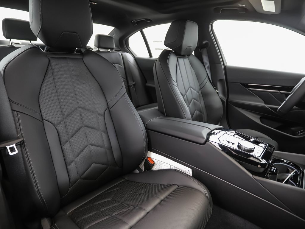 Thumbnail: 2026 BMW 5 Series - 32